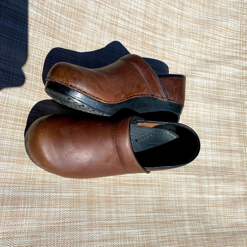 Sanita dark brown oiled leather clogs